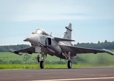 Aeronave decolou das instala&ccedil;&otilde;es em Gavi&atilde;o Peixoto (SP); marco hist&oacute;rico consolida a transfer&ecirc;ncia de tecnologia e a Base Industrial de Defesa