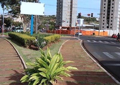 Secretaria de Obras responde a requerimento da C&acirc;mara e aponta que 91 locais s&atilde;o contemplados; iniciativa busca novos parceiros para pra&ccedil;as da cidade