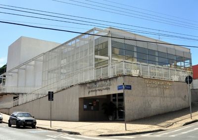 Cerim&ocirc;nia &ldquo;60 Anos sob as Luzes da Cena&rdquo; homenageia trajet&oacute;ria da casa de espet&aacute;culos e o legado do diretor e dramaturgo Get&uacute;lio Alho