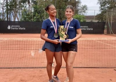 Serena Tofoli e Giovana Gianotti sobem ao topo do p&oacute;dio; dia tamb&eacute;m teve vit&oacute;rias no futsal, v&ocirc;lei e handebol antes do encerramento da competi&ccedil;&atilde;o