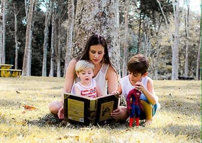 No Dia Nacional do Livro, conhe&ccedil;a estrat&eacute;gias simples e eficazes que as fam&iacute;lias podem adotar para despertar nas crian&ccedil;as o prazer pela leitura.