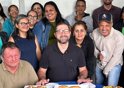 A iniciativa do parlamentar incluiu a doa&ccedil;&atilde;o de 12 cadeiras, um jogo de sof&aacute; e uma mesa de centro