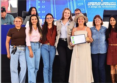 Homenagem concedida pela Assembleia Legislativa reconhece atua&ccedil;&atilde;o da parlamentar no combate &agrave; viol&ecirc;ncia contra a mulher em Rond&ocirc;nia
