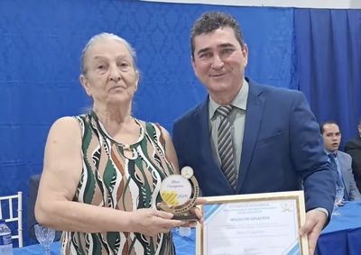 Parlamentar entregou Mo&ccedil;&otilde;es de Aplausos a moradores e institui&ccedil;&otilde;es em reconhecimento aos relevantes servi&ccedil;os prestados ao munic&iacute;pio.