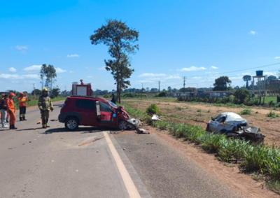 Batida entre dois carros ocorreu no km 5 da rodovia, no sentido a Seringueiras; uma terceira v&iacute;tima foi resgatada e segue est&aacute;vel no hospital.