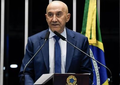Senador afirmou que tomou a decis&atilde;o ap&oacute;s "reflex&atilde;o profunda" e disse que seguir&aacute; exercendo o mandato at&eacute; o fim.