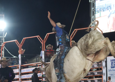 A arena ferveu na terceira noite de festa em S&atilde;o Miguel do Guapor&eacute;, definindo os l&iacute;deres que disputar&atilde;o o grande t&iacute;tulo do rodeio neste domingo