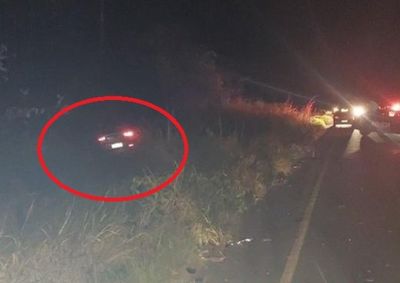 Colis&atilde;o entre carro e moto pr&oacute;ximo a frigor&iacute;fico vitimou dois rapazes na noite deste s&aacute;bado; condutor do autom&oacute;vel teve ferimentos leves.