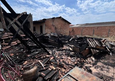 Felizmente, os moradores n&atilde;o estavam na resid&ecirc;ncia no momento do inc&ecirc;ndio. Fam&iacute;lia perdeu todos os bens. Veja como ajudar a familia!