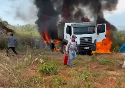 Ve&iacute;culo realizava servi&ccedil;os de limpeza no entorno do cemit&eacute;rio municipal quando a ca&ccedil;amba atingiu a fia&ccedil;&atilde;o de alta tens&atilde;o.