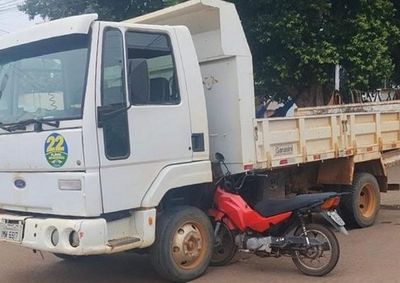 Condutor da moto sofreu ferimentos leves e foi encaminhado ao hospital municipal ap&oacute;s o impacto na Avenida Chianca.