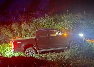 Condutor de caminhonete recebeu atendimento m&eacute;dico ap&oacute;s acidente na rodovia federal na noite de s&aacute;bado.