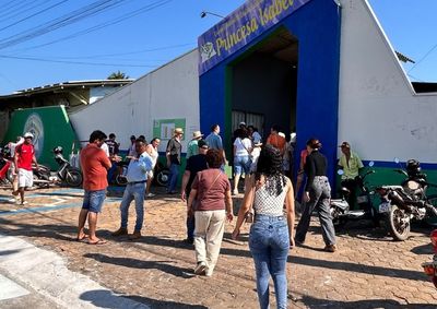 Escolas come&ccedil;aram o dia com grande circula&ccedil;&atilde;o de eleitores; vota&ccedil;&atilde;o segue at&eacute; as 16h no hor&aacute;rio local de Rond&ocirc;nia