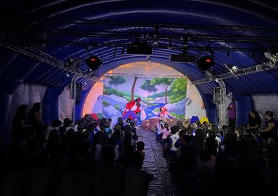 Projeto promove experi&ecirc;ncias culturais gratuitas com filmes, teatro e workshops educativos em escolas p&uacute;blicas do munic&iacute;pio