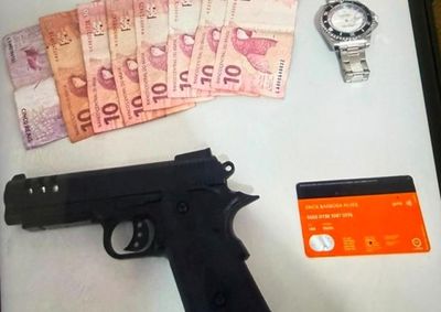 Dupla foi abordada pela Pol&iacute;cia Militar no bairro Vila Valle e confessou participa&ccedil;&atilde;o em crimes investigados no munic&iacute;pio