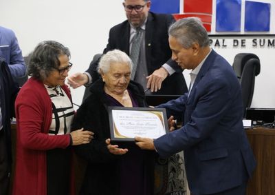 Maria Josefa Fernandes recebeu mo&ccedil;&atilde;o de parabeniza&ccedil;&atilde;o em sess&atilde;o solene; centen&aacute;ria vive no munic&iacute;pio h&aacute; mais de cinco d&eacute;cadas