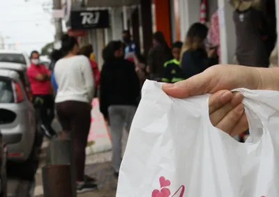 Lojas funcionar&atilde;o at&eacute; as 18h neste s&aacute;bado; expectativa da ACIAS &eacute; de crescimento de 6% nas vendas em rela&ccedil;&atilde;o ao ano passado