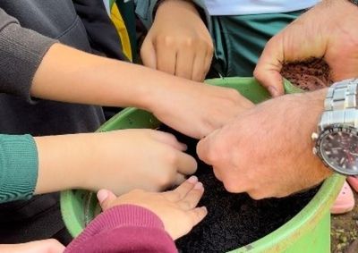 Atividade realizada no Viveiro Municipal uniu aprendizado pr&aacute;tico, sustentabilidade e conscientiza&ccedil;&atilde;o ambiental para alunos da rede municipal
