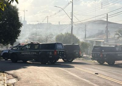 Fogo atingiu resid&ecirc;ncia no Jardim Fortaleza, destruiu parte do im&oacute;vel e danificou ve&iacute;culos da fam&iacute;lia
