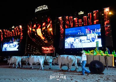 Novo palco, homenagens, estreias musicais e tradi&ccedil;&atilde;o marcaram a abertura da 38&ordf; edi&ccedil;&atilde;o do evento
