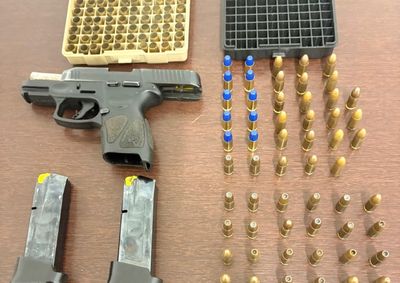 Policiais localizaram pistola calibre 9 mm, muni&ccedil;&otilde;es e carregadores escondidos em caminhonete abordada no Parque Residencial Versailles