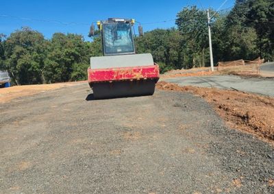 Estrutura que ligar&aacute; as regi&otilde;es Central e Nova Veneza recebe prepara&ccedil;&atilde;o da base para aplica&ccedil;&atilde;o do asfalto