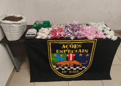 Homem de 26 anos foi preso em flagrante no Jardim S&atilde;o Domingos; pol&iacute;cia apreendeu maconha, coca&iacute;na, crack e materiais para o tr&aacute;fico