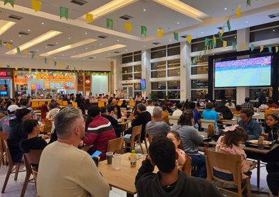 Tel&atilde;o instalado na Pra&ccedil;a de Alimenta&ccedil;&atilde;o exibir&aacute; todas as partidas do Brasil durante a Copa; entrada &eacute; gratuita