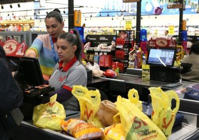 Redes Pague Menos e S&atilde;o Vicente testam novo modelo de jornada e relatam redu&ccedil;&atilde;o da rotatividade, menos faltas e maior interesse por vagas.
