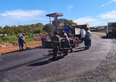 Aplica&ccedil;&atilde;o da massa asf&aacute;ltica marca nova etapa da obra, que vai interligar a regi&atilde;o central &agrave; Nova Veneza e promete melhorar a fluidez do tr&acirc;nsito