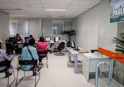 Oportunidades contemplam diversos n&iacute;veis de escolaridade e experi&ecirc;ncia. Cadastro deve ser realizado no Emprega Paul&iacute;nia, no Pa&ccedil;o Municipal.
