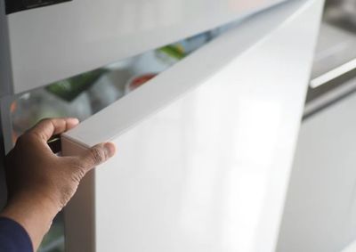 Banhos longos, geladeira mal utilizada e aparelhos em stand-by est&atilde;o entre os h&aacute;bitos que mais pesam na conta de luz durante os dias frios