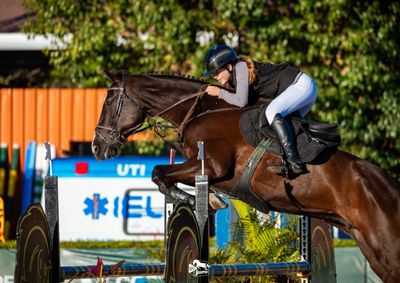 Julia Senna terminou entre as tr&ecirc;s melhores do pa&iacute;s na categoria Mirim 1,25 m e agora busca apoio para representar o Brasil no Chile.