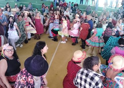 Evento promovido pela Prefeitura teve comidas t&iacute;picas, m&uacute;sica, bingo e atividades de integra&ccedil;&atilde;o para idosos no Centro de Conviv&ecirc;ncia da Terceira Idade