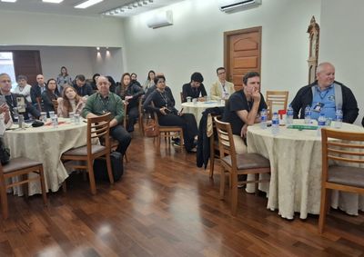 Evento realizado na manh&atilde; de ter&ccedil;a-feira reuniu empres&aacute;rios, comerciantes e gestores para debater  estrat&eacute;gias para aumentar a competitividade das empresas