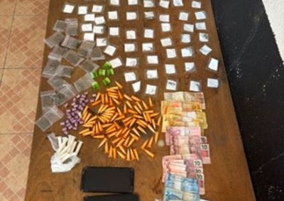 Suspeito de 23 anos foi flagrado com coca&iacute;na, crack, maconha, dry, dinheiro em esp&eacute;cie e celulares durante a&ccedil;&atilde;o da Pol&iacute;cia Militar.