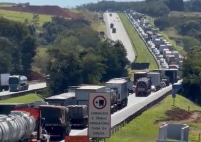 Colis&atilde;o entre moto, utilit&aacute;rio e carreta ocorreu na altura de Limeira; faixas precisaram ser interditadas para atendimento da ocorr&ecirc;ncia