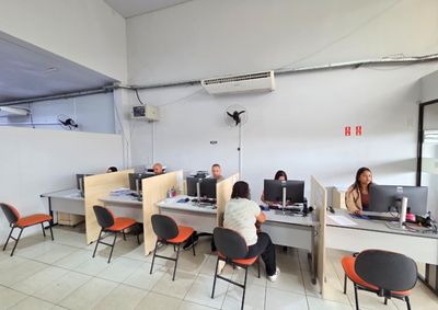 H&aacute; vagas para servente de limpeza, carregador, auxiliar de cozinha, armador, supervisor administrativo e outras fun&ccedil;&otilde;es; atendimento &eacute; presencial.