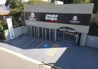 Oportunidades incluem fun&ccedil;&otilde;es na ind&uacute;stria, com&eacute;rcio e servi&ccedil;os; candidatos podem enviar curr&iacute;culo por e-mail ou WhatsApp.