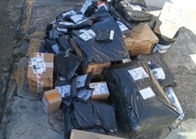 Ve&iacute;culo havia sido furtado pouco antes; ao todo, a Pol&iacute;cia Militar recuperou 108 pacotes de entregas

