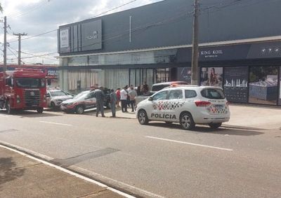 Propriet&aacute;rio foi atingido na m&atilde;o durante a a&ccedil;&atilde;o; um dos suspeitos levou um tiro no rosto e outro conseguiu fugir em uma motocicleta.