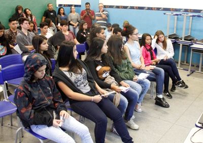 Projeto da Escola do Legislativo permite que estudantes do ensino m&eacute;dio acompanhem a rotina parlamentar e participem de sess&otilde;es plen&aacute;rias durante um ano