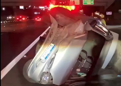 Acidente ocorreu na noite de domingo (9), no km 106 da pista sentido interior; adolescente de 14 anos sofreu fratura em um dos bra&ccedil;os