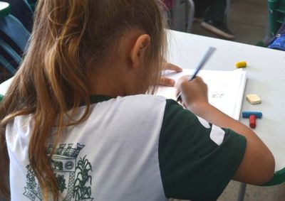 Rede municipal elevou indicadores em mais de 80% das unidades; escola da &aacute;rea rural avan&ccedil;ou de 4,1 para 6,1 e passou a integrar grupo das cinco melhores