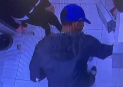 Dois homens renderam funcion&aacute;rios e levaram dinheiro e medicamentos; imagens mostram a&ccedil;&atilde;o dos criminosos e fuga