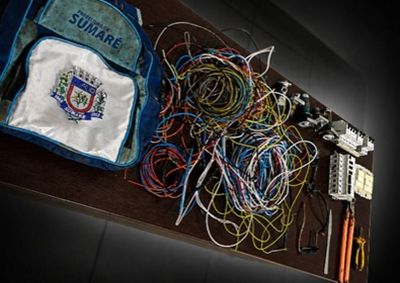 Suspeito foi localizado pela pr&oacute;pria v&iacute;tima na sacada do im&oacute;vel; pol&iacute;cia apreendeu fios e registros hidr&aacute;ulicos