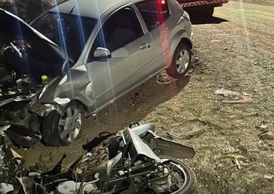 Acidente aconteceu na noite desta segunda-feira (10); motorista de 50 anos e uma crian&ccedil;a de 10 anos tiveram ferimentos leves