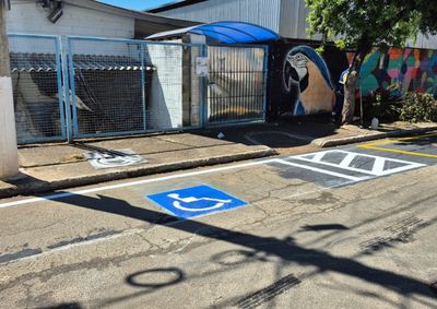 Pintura de faixas, lombada e vagas priorit&aacute;rias busca melhorar a visibilidade e organizar o tr&acirc;nsito nos hor&aacute;rios de entrada e sa&iacute;da dos estudantes