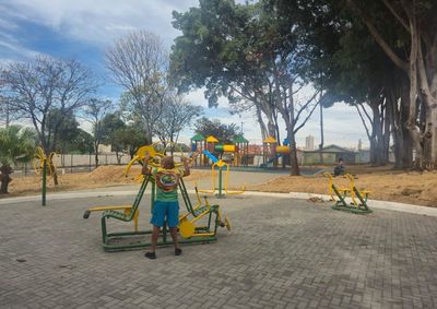 Espa&ccedil;o recebeu pista de caminhada, ciclovia, brinquedos, paisagismo e cancha de bocha, ampliando op&ccedil;&otilde;es de lazer e conviv&ecirc;ncia para moradores