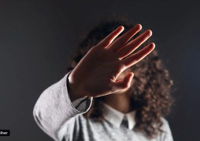 Sinal com a m&atilde;o permite que mulheres em situa&ccedil;&atilde;o de risco pe&ccedil;am ajuda de forma discreta em bares, restaurantes, academias, escolas e outros estabelecimento